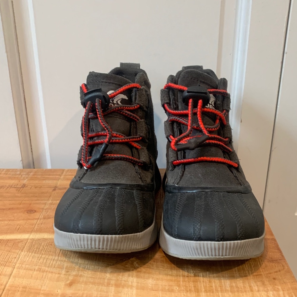 Sorel Kids Black Gray Boots with Red Laces - Picture 3 of 5